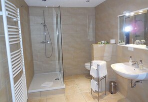 Habitación familiar | Baño | Regadera, amenidades de baño gratuitas, secadora de cabello, toallas