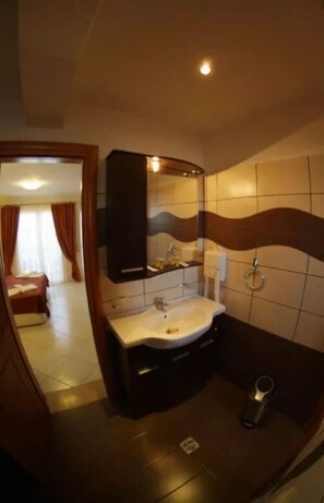 Vasca da bagno a immersione totale, asciugacapelli, asciugamani