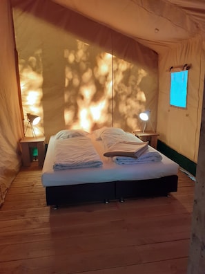 Luxe tent, Meerdere bedden, niet-roken, uitzicht op tuin (Tente Safari) | Individueel gedecoreerd, individueel gemeubileerd