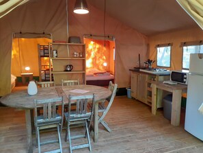 Luxe tent, Meerdere bedden, niet-roken, uitzicht op tuin (Tente Safari) | Woonruimte