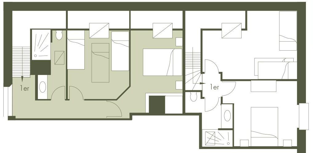 Un plano de planta que muestra varias habitaciones, incluyendo un baño, cocina y zonas de estar.