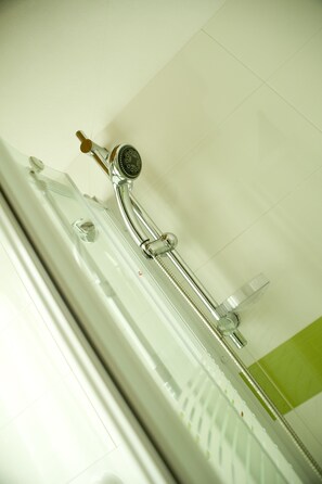 Habitación de diseño con 1 cama doble o 2 individuales | Baño | Ducha, artículos de higiene personal gratuitos, bidé y toallas