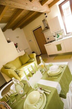 Een koelkast, een microgolfoven, een kookplaat