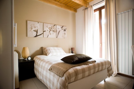 Individually decorated, individually furnished, desk, blackout curtains. Camera 40 - In Gorgonzola