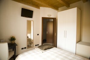 Single Room | Individually decorated, individually furnished, desk, blackout drapes