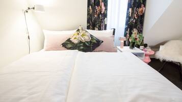 Kamar Double Desain untuk 1 Orang | Seprai antialergi, brankas, meja kerja, dan ruang kerja ramah laptop