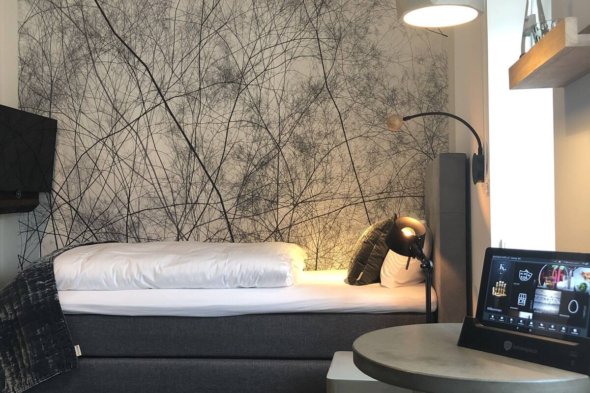 basic single room (urban) | hypo-allergenic bedding, in-room safe, desk, laptop workspace