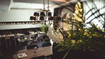 Sarapan ambil sendiri setiap hari (EUR 22 per orang)