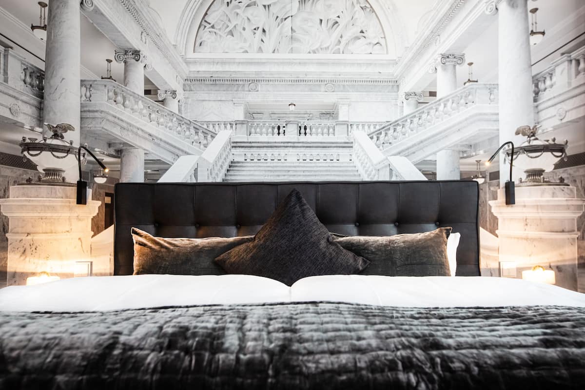 hypo-allergenic bedding, in-room safe, desk, laptop workspace