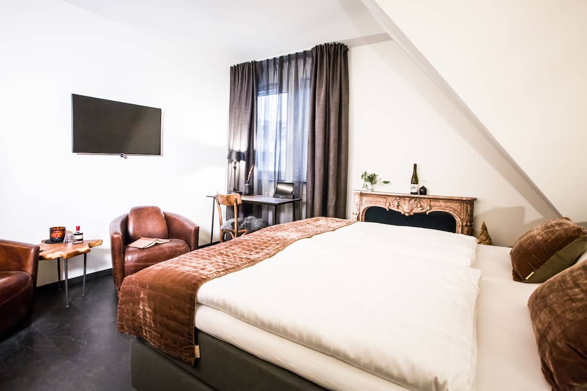 Hypo-allergenic bedding available, in-room safe, desk, laptop workspace