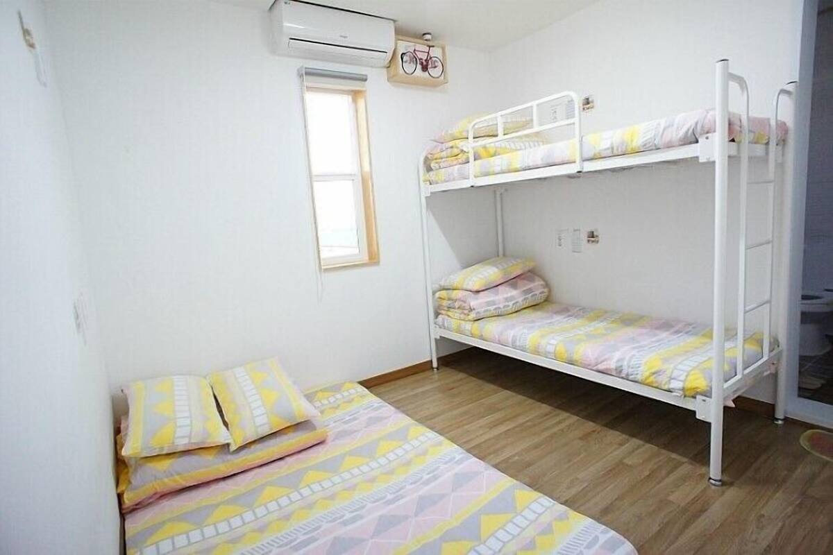 Blackout curtains, free WiFi