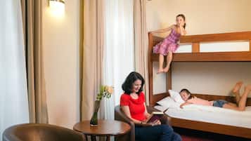 Minibar, Zimmersafe, Schreibtisch, Verdunkelungsvorhänge