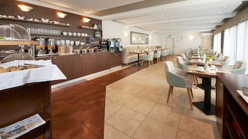 Desayuno buffet (EUR 10 por persona)
