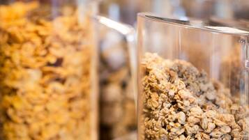 Primer plano de granola en un recipiente de vidrio.