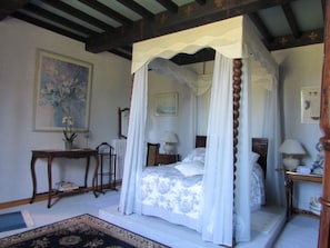 Individually decorated, individually furnished, free cots/infant beds