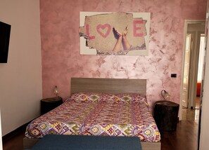 Habitación Deluxe doble | Escritorio, sistema de insonorización, wifi gratis y ropa de cama