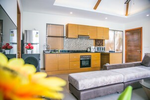 2 Bedrooms Pool Villa | Cozinha privada | Geladeira grande, micro-ondas, fogão, cooktop