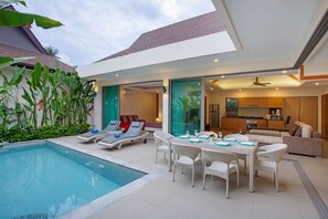 Una piscina al aire libre