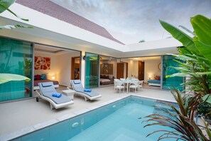 Una piscina al aire libre