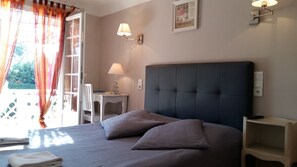 Habitación triple | Decoración personalizada, muebles diferentes y insonorización 