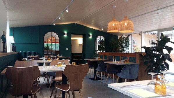 Breakfast and lunch served, local cuisine - Hôtel Le Chêne Vert (Bollene)