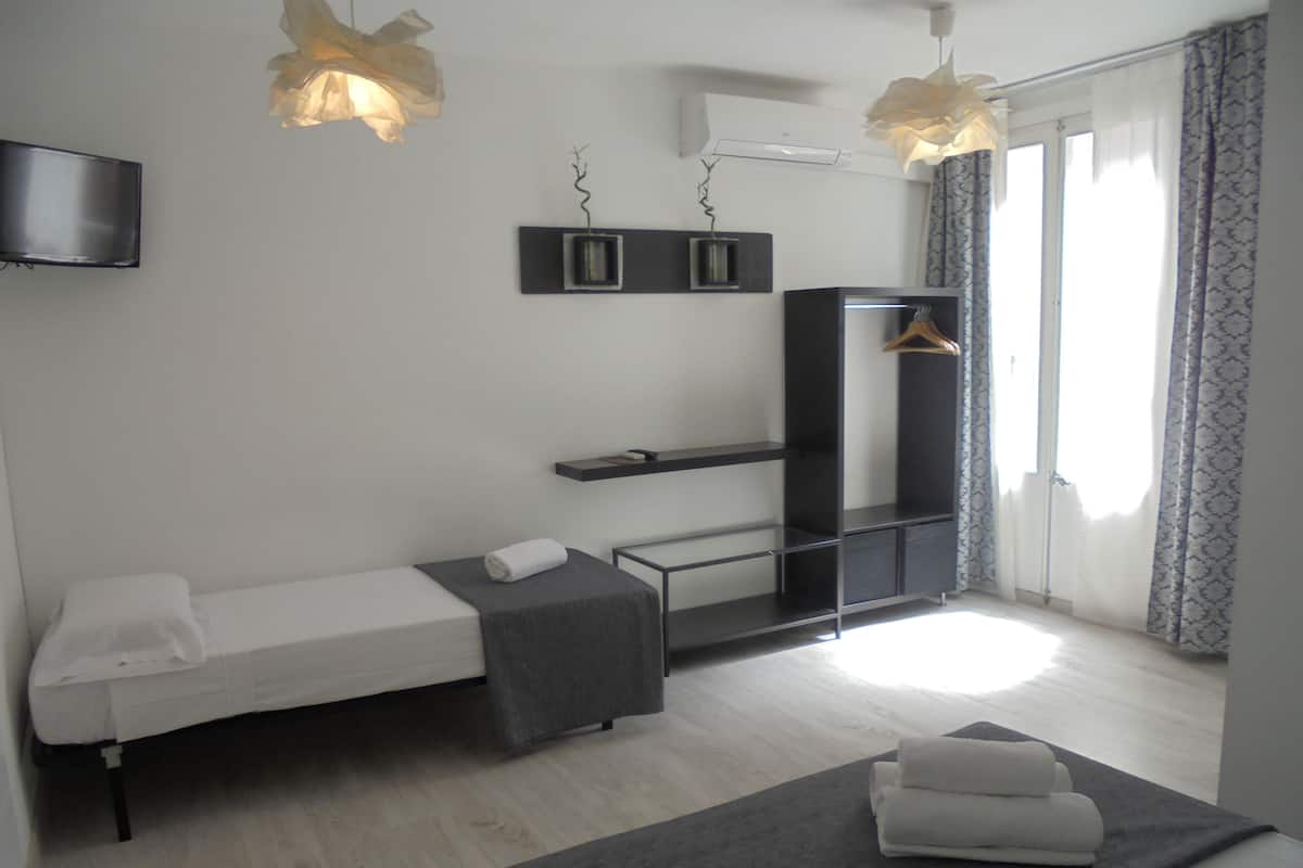 Chambre Triple, salle de bains privée (F) | Coffres-forts dans les chambres, Wi-Fi gratuit