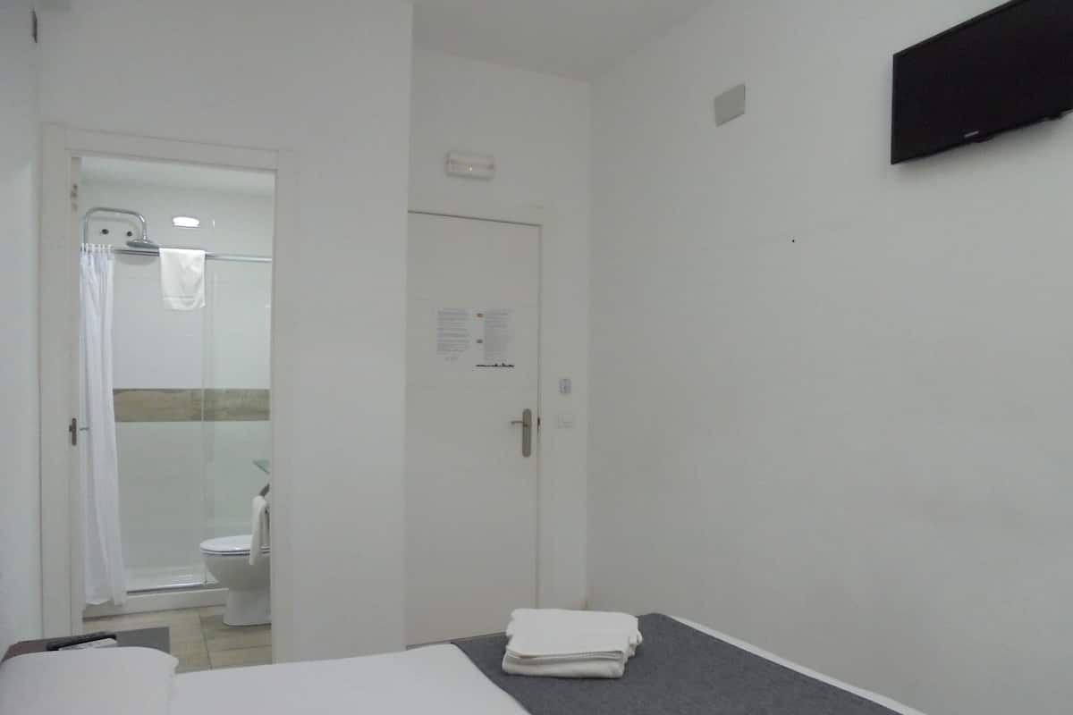 Chambre Double Standard (D) | Coffres-forts dans les chambres, Wi-Fi gratuit