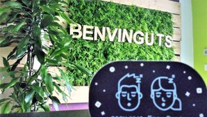 A sign with the text "BENVINGUTS" and a logo with two stylized faces and the text "easy rest, Easy Sants". - Easy Sants by Bossh Hotels (Barcelona)