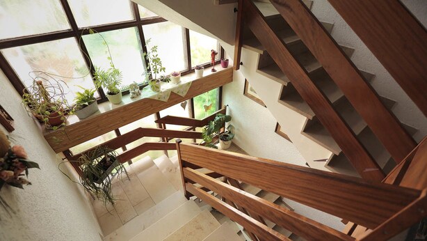 A wooden staircase with a view of a room below. - Hotel Rennsteig (Steinbach am Wald)