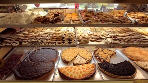 A bakery display case with various pastries and desserts. - Hotel Rennsteig (Steinbach am Wald)
