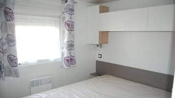 Mobile Home, 3 Bedrooms | 3 bedrooms, blackout drapes, free WiFi