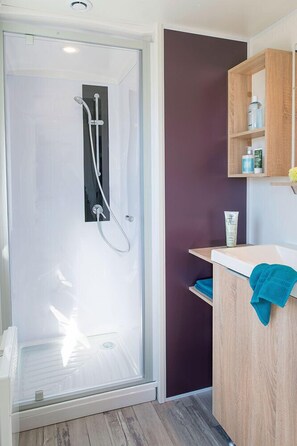 Mobile Home, 3 Bedrooms | Bathroom shower - Domaine Du Blanc Pignon (La Calotterie)
