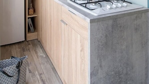 Casa rodante, 3 habitaciones | Cocina privada | Cafetera y tetera, refrigerador con congelador y microondas 