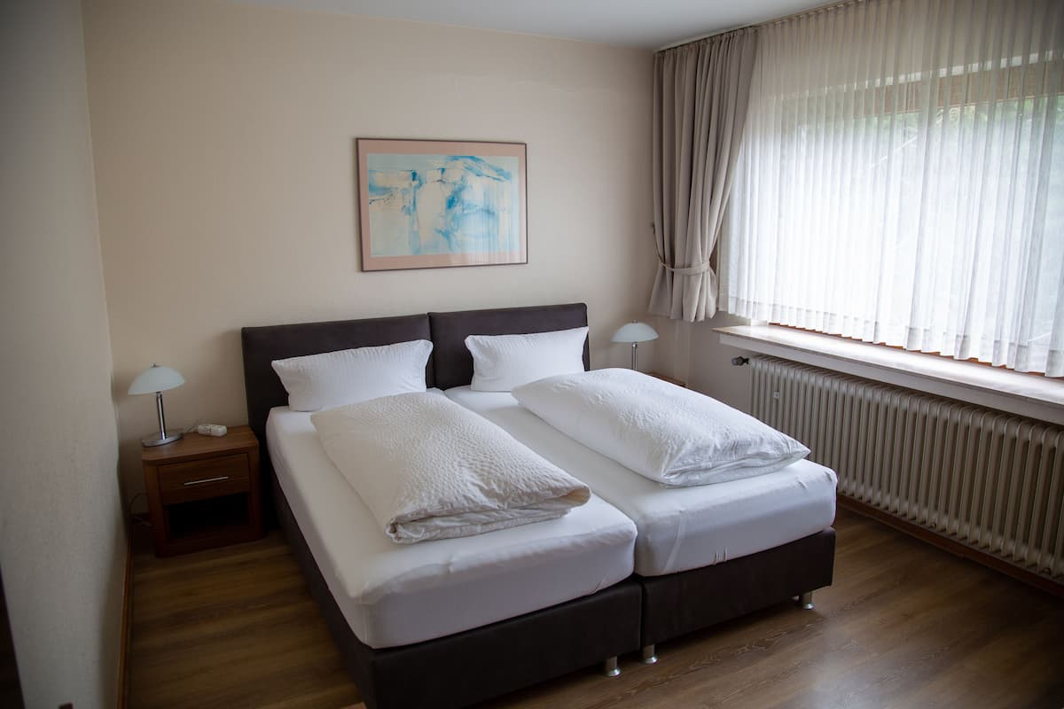 Basic-Doppelzimmer | Schreibtisch, Bügeleisen/Bügelbrett, kostenloses WLAN, Bettwäsche