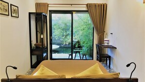 Shower, free toiletries, hair dryer, slippers - Bo and Miu Homestay (Da Nang)