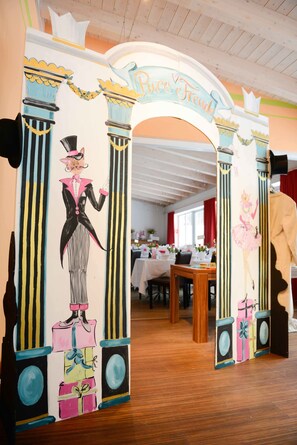 Lunch and dinner served, German cuisine - Deutsches Haus (Waal)