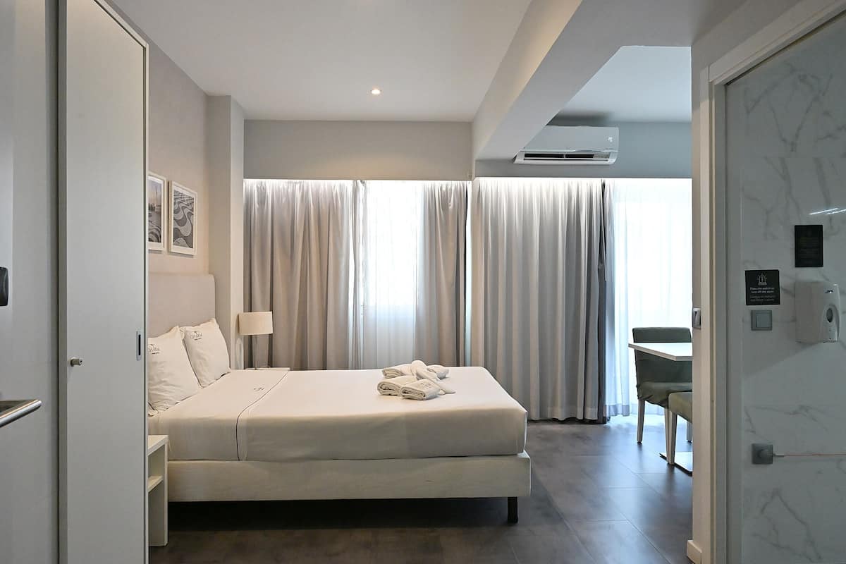 Habitación doble, con acceso para personas discapacitadas | 1 habitación, caja de seguridad en la habitación y cortinas blackout