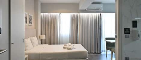 Habitación doble, con acceso para personas discapacitadas | 1 habitación, caja de seguridad en la habitación y cortinas blackout