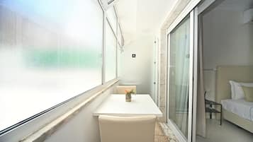 Studio, Private Bathroom | 1 bedroom, in-room safe, blackout drapes, soundproofing
