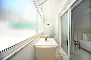 Studio, salle de bains privée | 1 chambre, coffres-forts dans les chambres, rideaux occultants