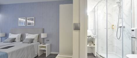 Un dormitorio moderno con una cama, mesitas de noche y una mesilla.
