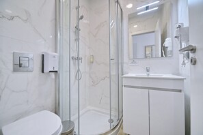 Standard Double Room | Bathroom | Shower, free toiletries, hair dryer, towels