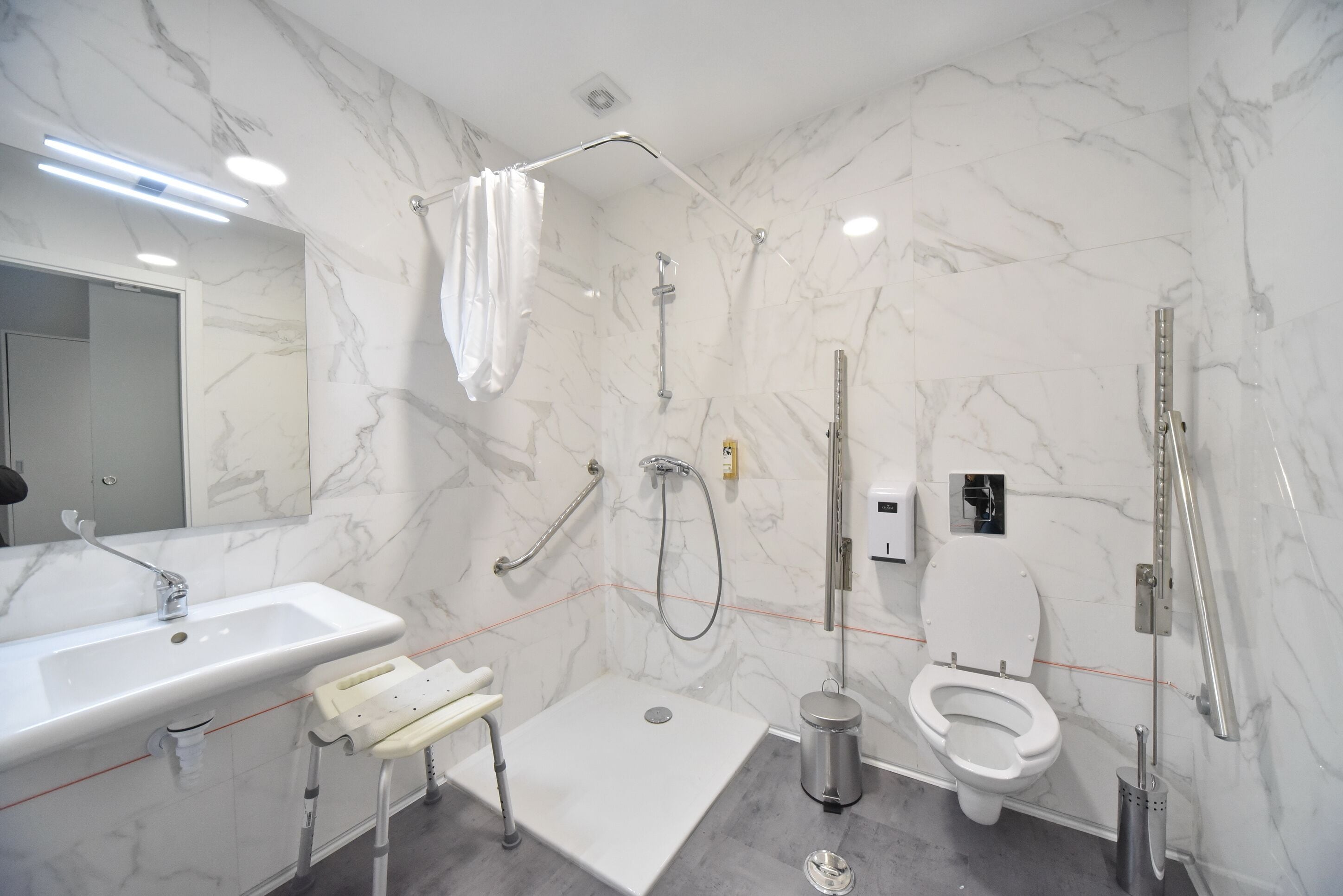 double room, accessible | bathroom | shower, free toiletries, hair dryer, towels