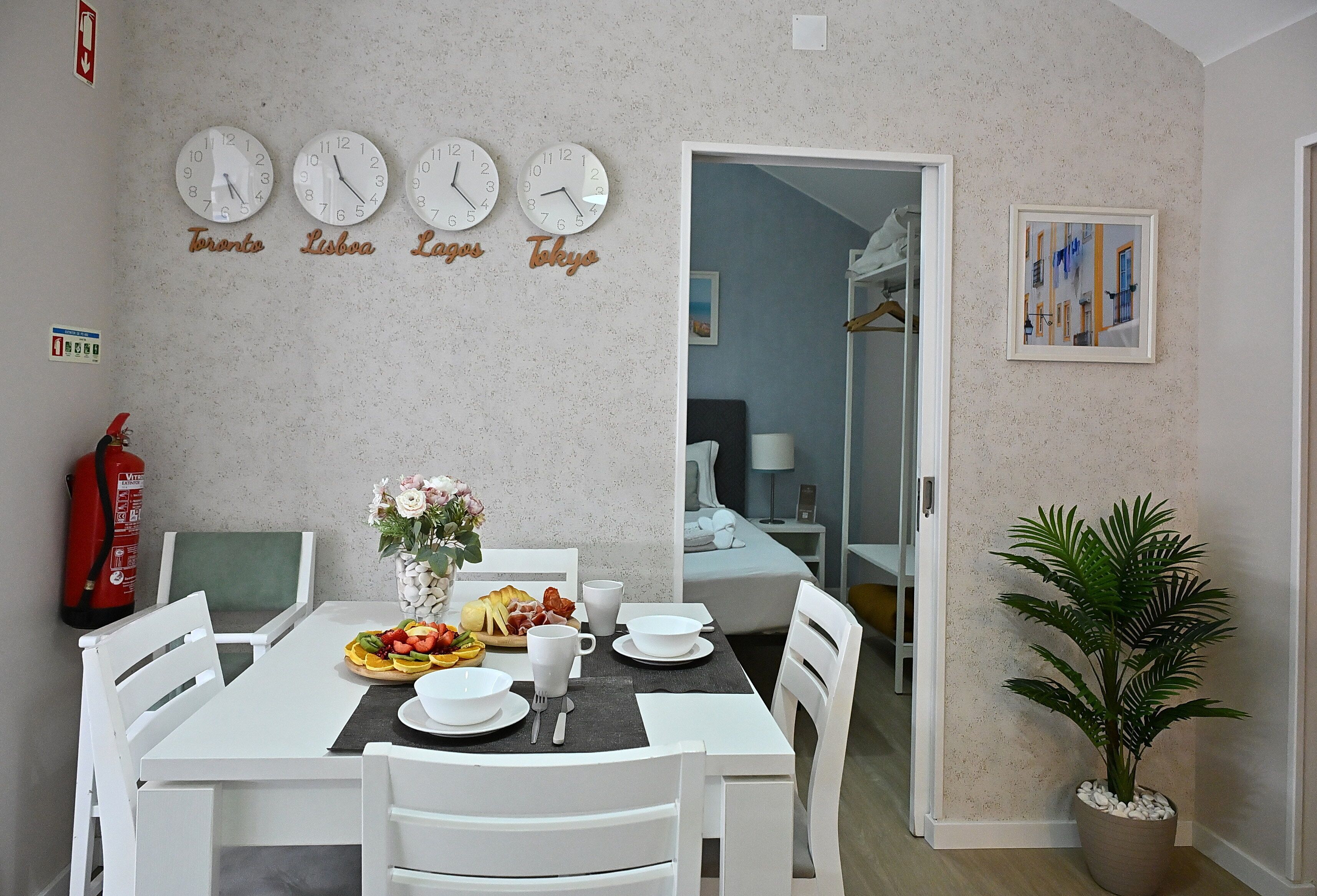 Estudio, 3 habitaciones | Área de sala de estar | Televisión de pantalla plana 