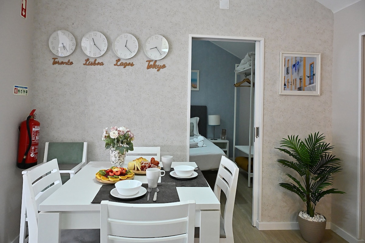 Estudio, 3 habitaciones | Área de sala de estar | Televisión de pantalla plana