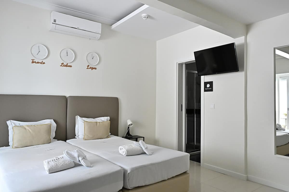 Habitación exclusiva con 1 cama matrimonial o 2 individuales, cocineta | 1 habitación, caja de seguridad en la habitación y cortinas blackout