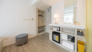 Ein modernes Badezimmer mit Waschtisch, Spiegel und Ablageflächen.