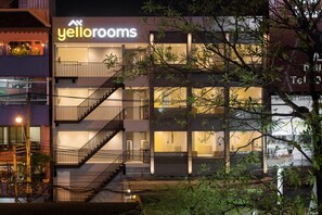 Exterior - Yello Rooms Hotel Victory Monument (Bangkok)