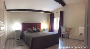 Yksilöllisesti sisustettu, yksilöllisesti kalustettu, työpöytä