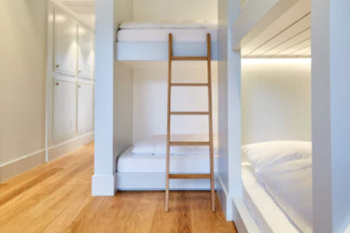 Room (6er Box) | Premium bedding, blackout drapes, soundproofing, WiFi (free)